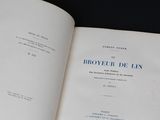 un livre ouvert sur lequel figure l'image d'un homme
