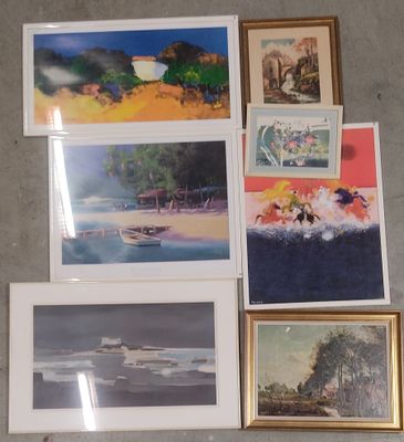 de nombreuses photos accrochées les unes à côté des autres sur le mur