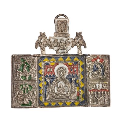 une image représentant une assiette en argent ornée d'une effigie de Jésus et d'autres objets religieux