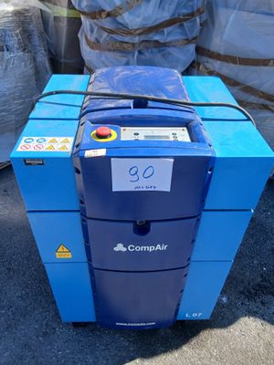 un gros plan d'une machine bleue posée au sommet d'une pile de sacs