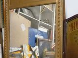 un miroir posé sur une table dans une pièce