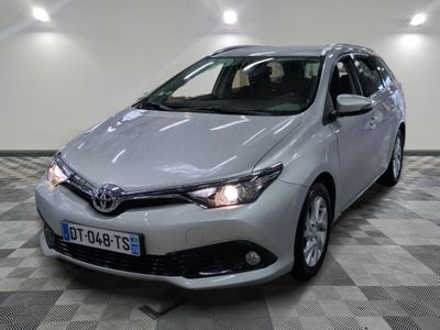 La Toyota Corollant est garée sur un sol en carrelage à damier.