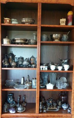 une armoire en bois sur laquelle sont posés de nombreux plats et bols