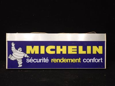 panneau bleu et blanc portant l'inscription « Michel » sur un fond noir