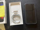 une boîte contenant un téléphone sur une table