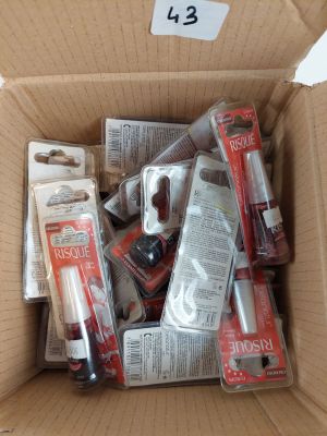 une boîte en carton remplie de brosses à dents et de dentifrice