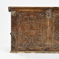 Coffre rectangulaire façade sculpté en relief d'un calice su… (photo 4)