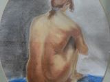 une image représentant une femme nue assise sur une couverture bleue
