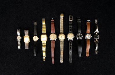 Plusieurs modèles de montres sont alignés sur une surface noire