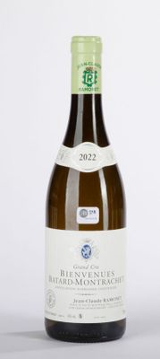 une bouteille de vin posée sur une table