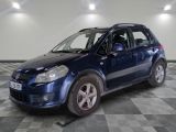 la photo d'une petite voiture bleue garée dans un garage