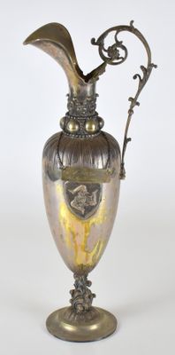 un vase en argent et en or muni d'une anse et posé sur un socle