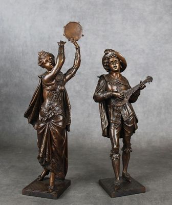 paire de figurines anciennes en bronze représentant un homme et une femme jouant de la musique