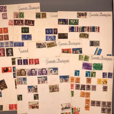 de nombreux timbres de toutes sortes accrochés au mur