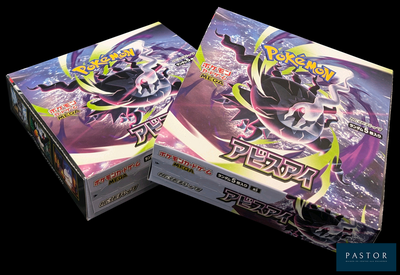 deux boîtes de cartes à collectionner Pokémon sur fond noir