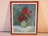 un tableau représentant des roses rouges dans un vase posé sur une table
