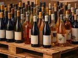de nombreuses bouteilles de vin posées sur une palette en bois