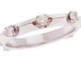 gros plan d'une bague en diamant sur fond blanc