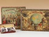 deux boîtes ornées de figurines représentant des personnes, posées sur une table