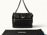 Sac à bandoulière Chanel en cuir matelassé noir avec bandoulière en chaîne