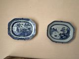 deux assiettes bleues et blanches accrochées l'une à côté de l'autre au mur
