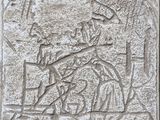 un gros plan sur une sculpture en pierre représentant un homme à cheval