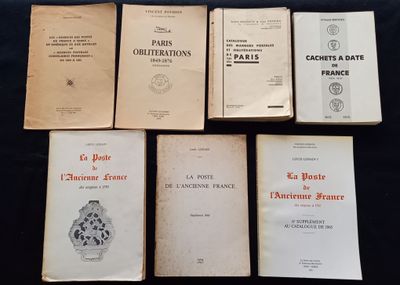 Six livres sont posés sur une table recouverte d'un tissu noir.