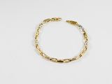 gros plan d'un bracelet en or sur fond blanc