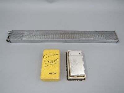 une image montrant un briquet et son étui posés l'un à côté de l'autre