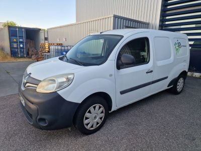 la camionnette blanche est garée devant un bâtiment