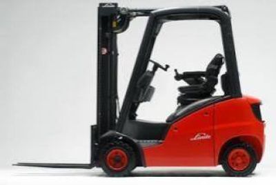 un chariot élévateur rouge posé sur une surface blanche