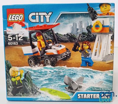 une boîte contenant un ensemble Lego City