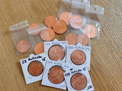 beaucoup de pièces dans le sac posé sur la table