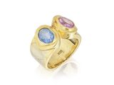 une bague en or jaune sertie de deux pierres bleues et roses