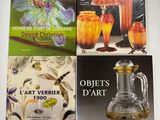 quatre livres consacrés à l'art et aux antiquités, exposés sur une table
