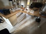 un bureau avec un ordinateur dans une pièce