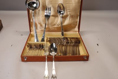 un coffret à couverts contenant des cuillères et des fourchettes