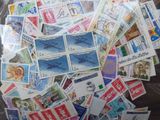 un sac rempli de timbres posé sur une table