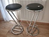 deux tabourets posés sur un parquet