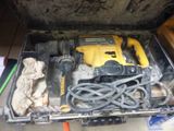 un outil dans une boîte à outils, avec un cordon et un marteau