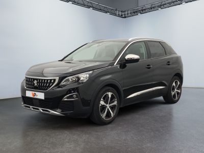 La voiture noire est garée dans une grande pièce aux murs blancs
