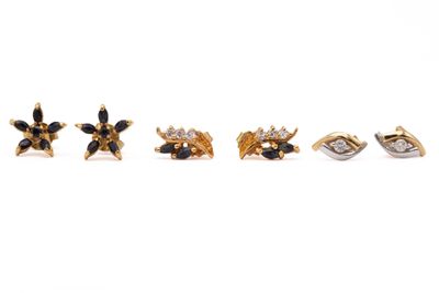 un lot de cinq paires de boucles d'oreilles ornées de pierres noires et blanches