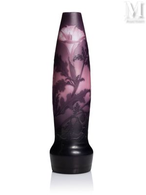 vase violet et noir orné d'une fleur sur un fond blanc