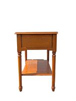 . Table à écrire en bois mouluré ouvrant par un tiroir, piét… (photo 2)