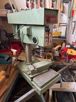 une machine posée sur une table