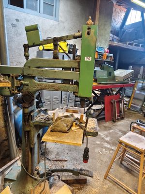 une machine posée sur une table dans une pièce