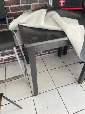 plusieurs chaises et une table dans une pièce aux murs en briques