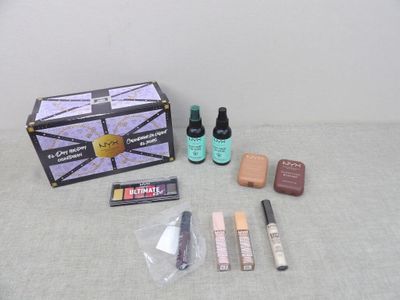 une boîte de maquillage et d'autres objets posés sur une table