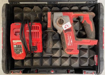 un outil dans une boîte contenant d'autres outils