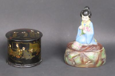 Lot comprenant : 1 boîte circulaire couverte en carton bouil…